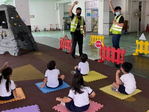 Kids plastic play fence yellow red carnival wiz singapore rent kids and children safety barrier playpen fencing